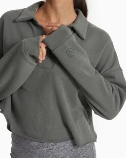 Sedona Polo | Dusty Pine -Funktion One Style VW290DST SP23 W ECOMM FLEECE DETAIL 3410 1x1 0084ce17 a991 4af1 9204 173ab62f8447