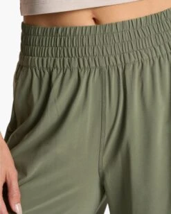 Villa Wideleg | Pistachio -Funktion One Style VW4047PSO FA23 W ECOMM PANTS DETAIL 8 4x5 79c3ceef deda 4b0d ab88 169cb64adcc7