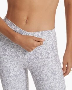 Studio Pocket Legging | Light Micro Mini Camo -Funktion One Style VW446LMM SP23 W ECOMM PANTS 2738 DETAIL 1x1 ca9c206d e700 41b1 9785 70d93d305632